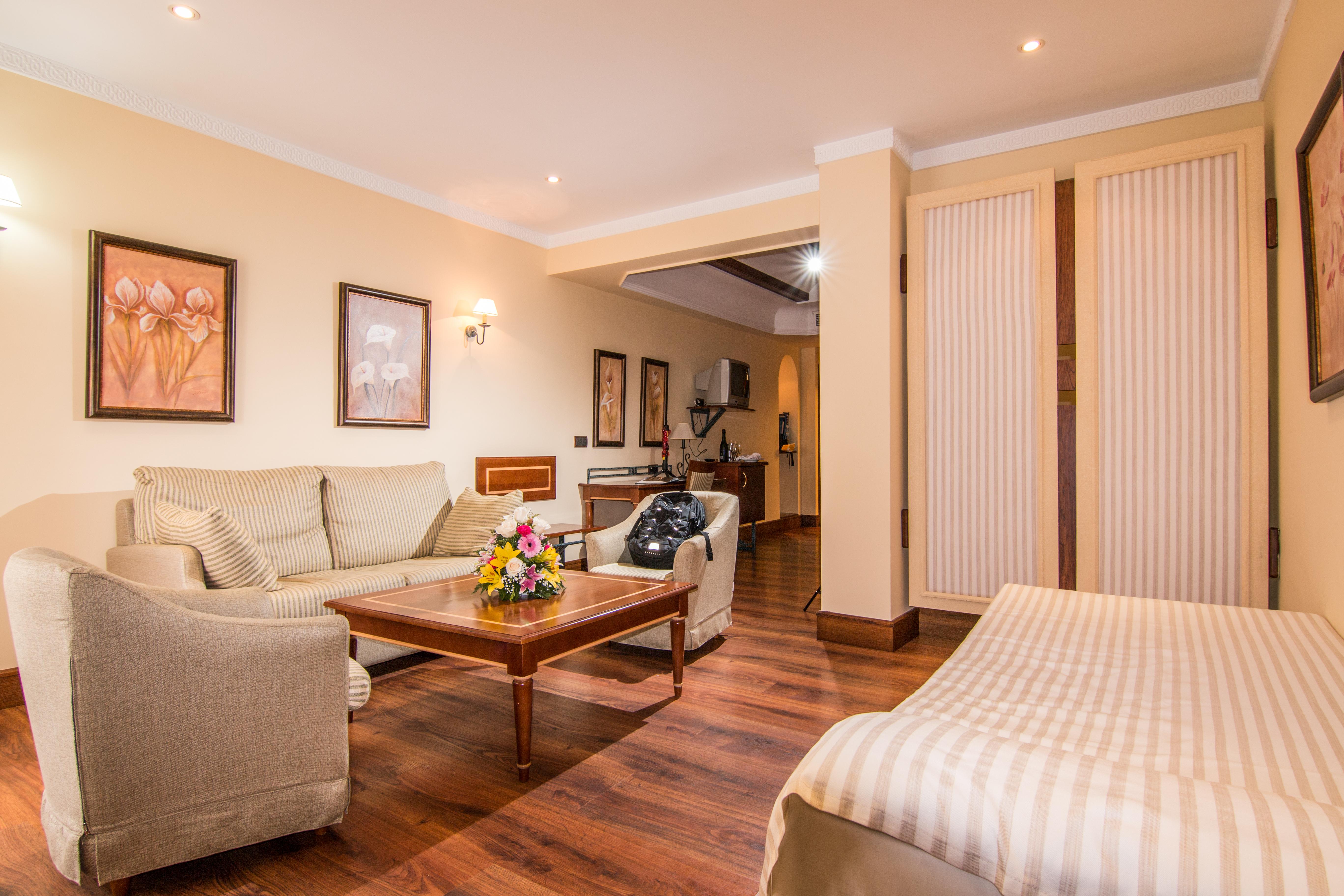 Hotel Abades กวาดิกซ์ ภายนอก รูปภาพ