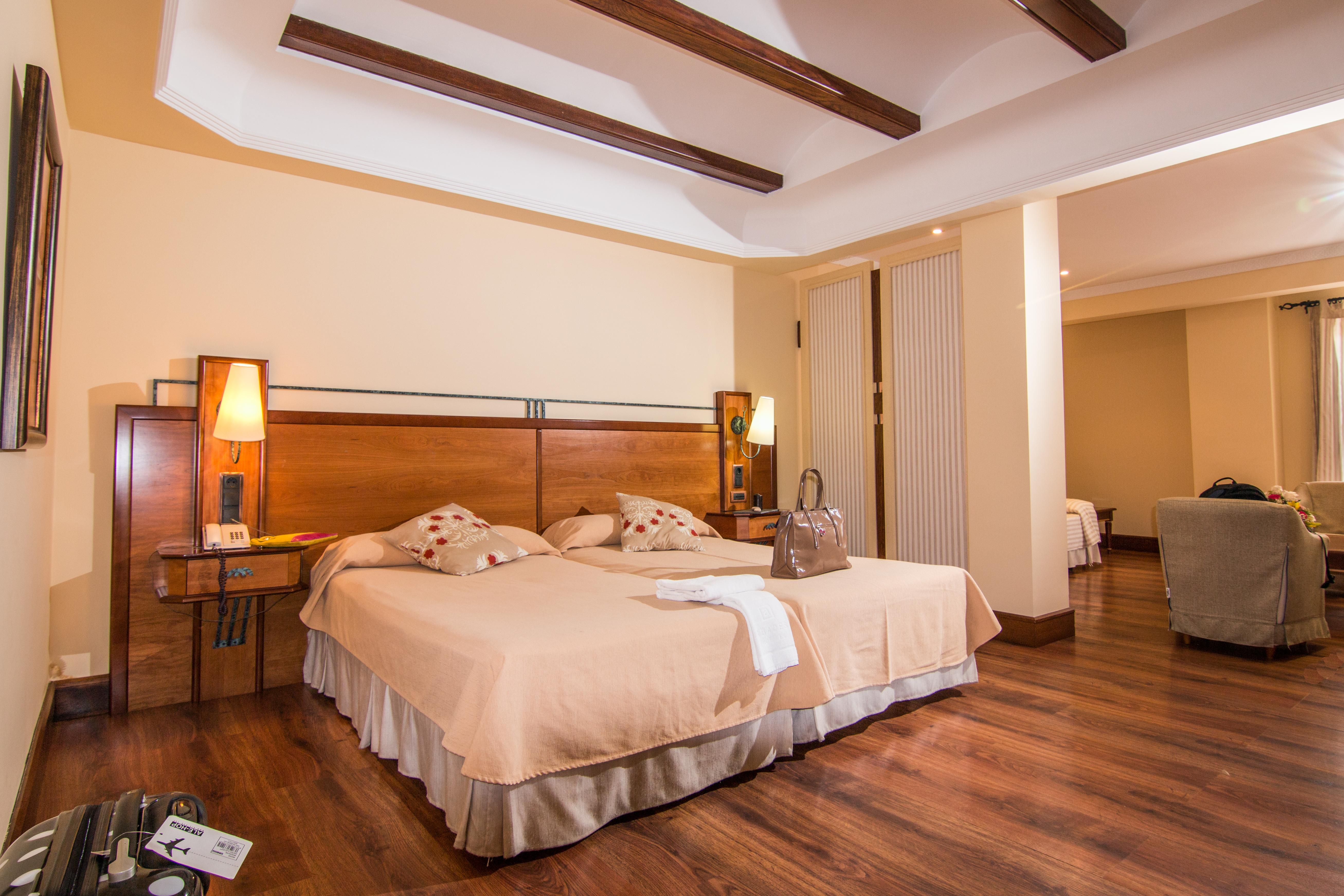Hotel Abades กวาดิกซ์ ภายนอก รูปภาพ