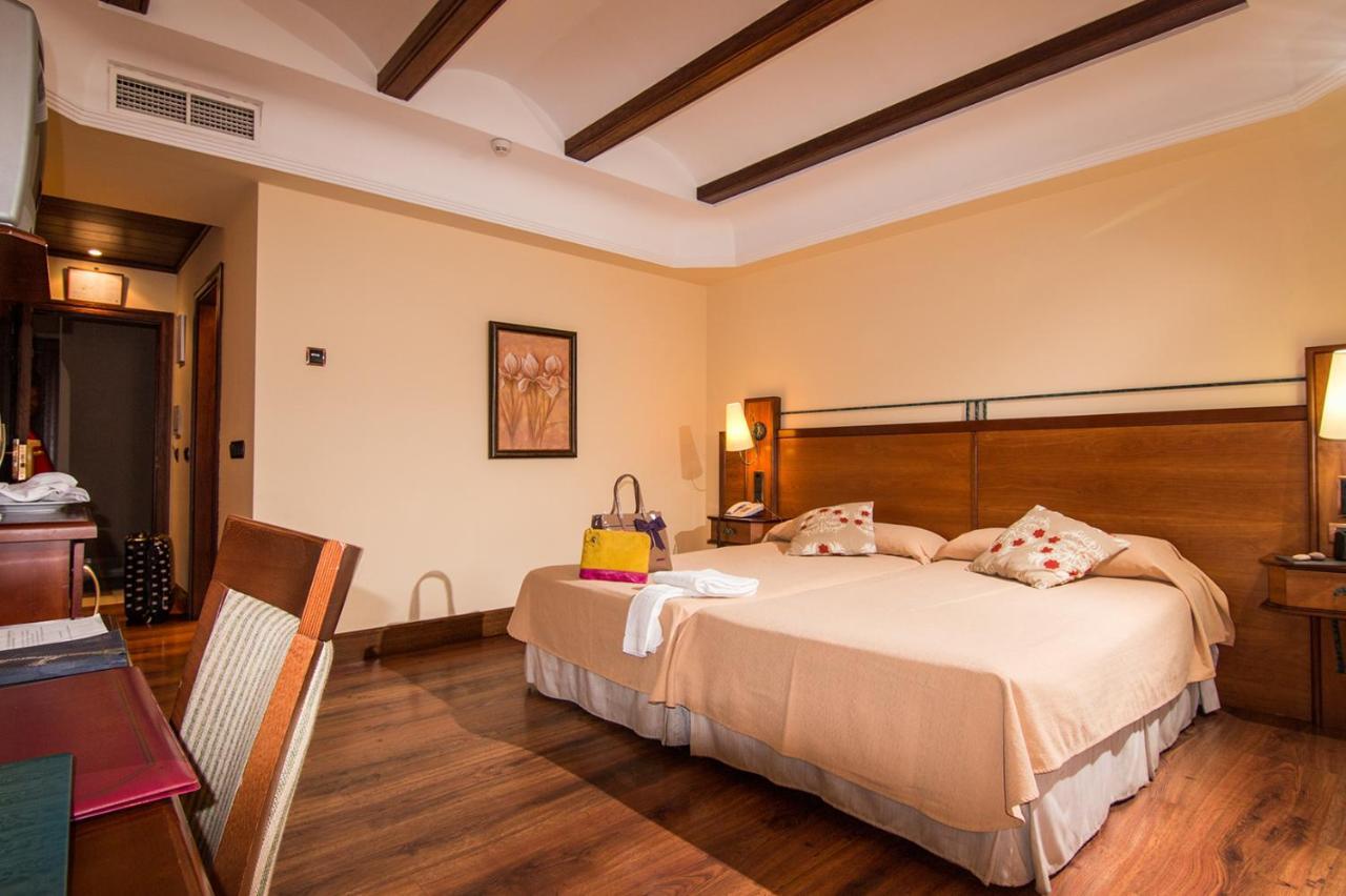 Hotel Abades กวาดิกซ์ ภายนอก รูปภาพ